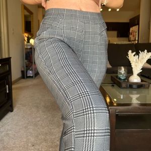 Comfy Business Casual Legging
Brand: indero 
Size: S/M
Color: White/Black